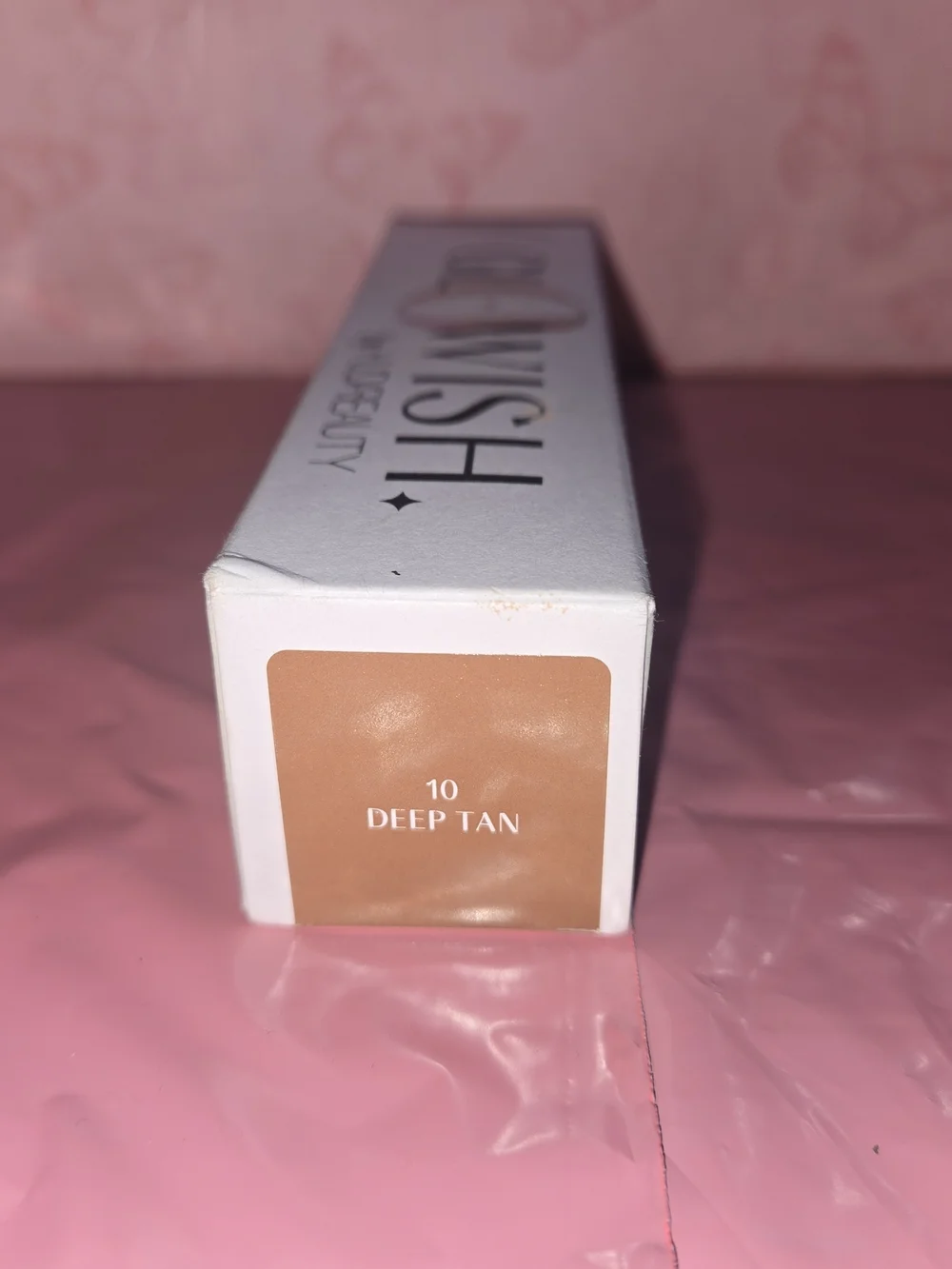 HUDA BEAUTY GloWish Foundation In Deep Tan
